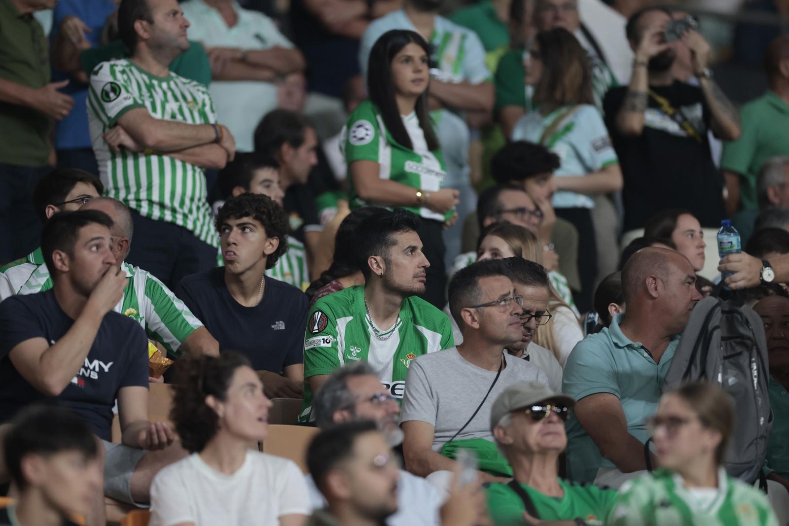 Búscate en las fotos del Betis - Nottingham Forest