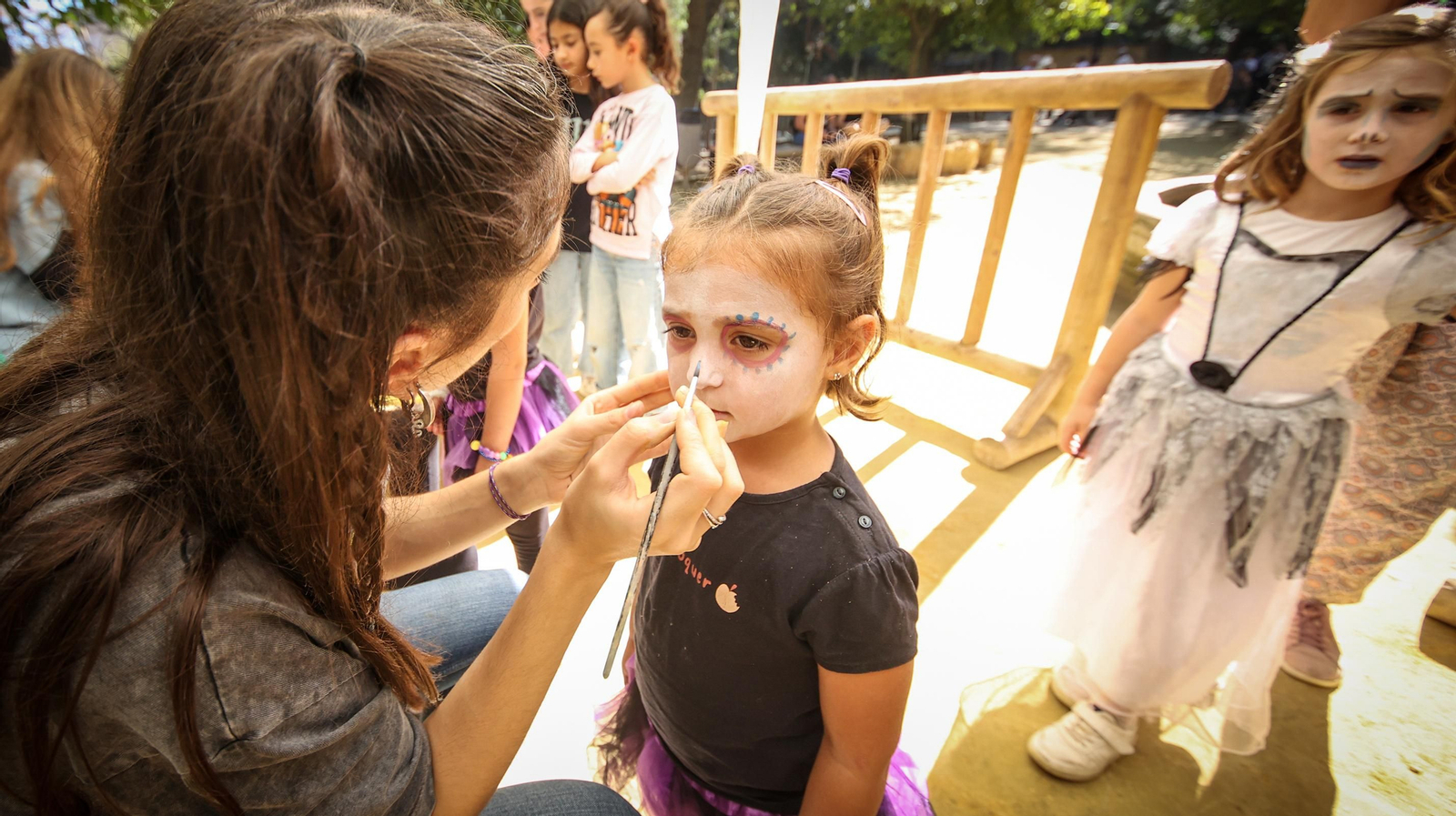 Miles de asistentes a la fiesta de Halloween en el Zoo de Jerez