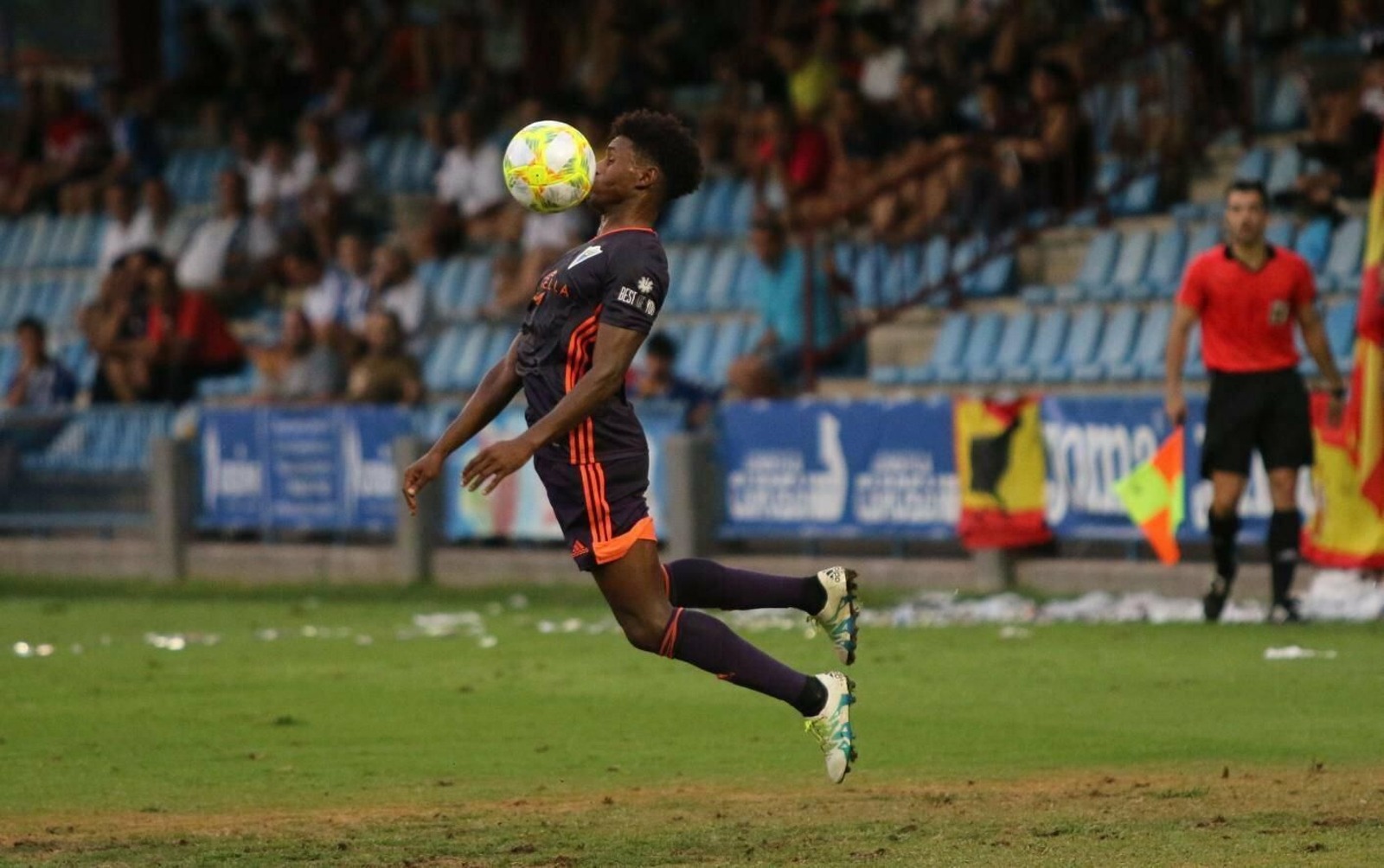Control de Paulo Vítor en el partido ante el Talavera. Control de Paulo Vítor en el partido ante el Talavera.