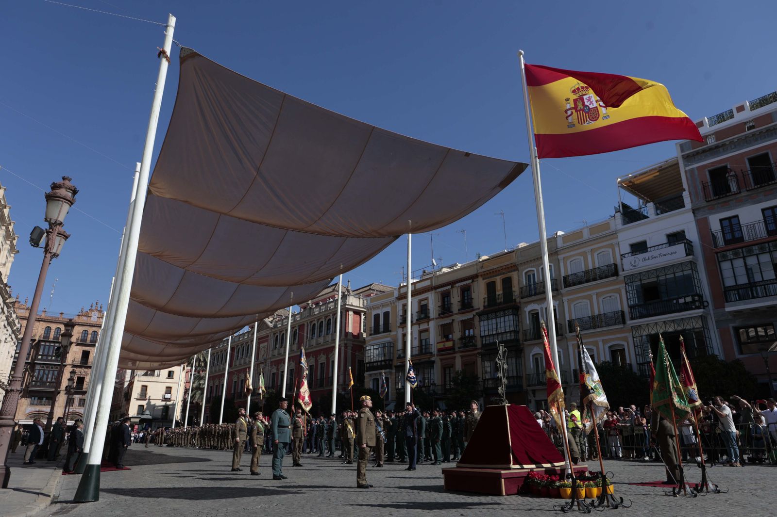 Las imágenes del acto de izado de la Bandera Nacional en la Plaza de San Francisco
