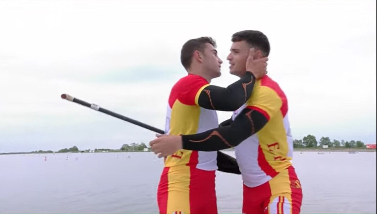 Tano García de la Borbolla y Pablo Martínez se abrazan al final de la regata.