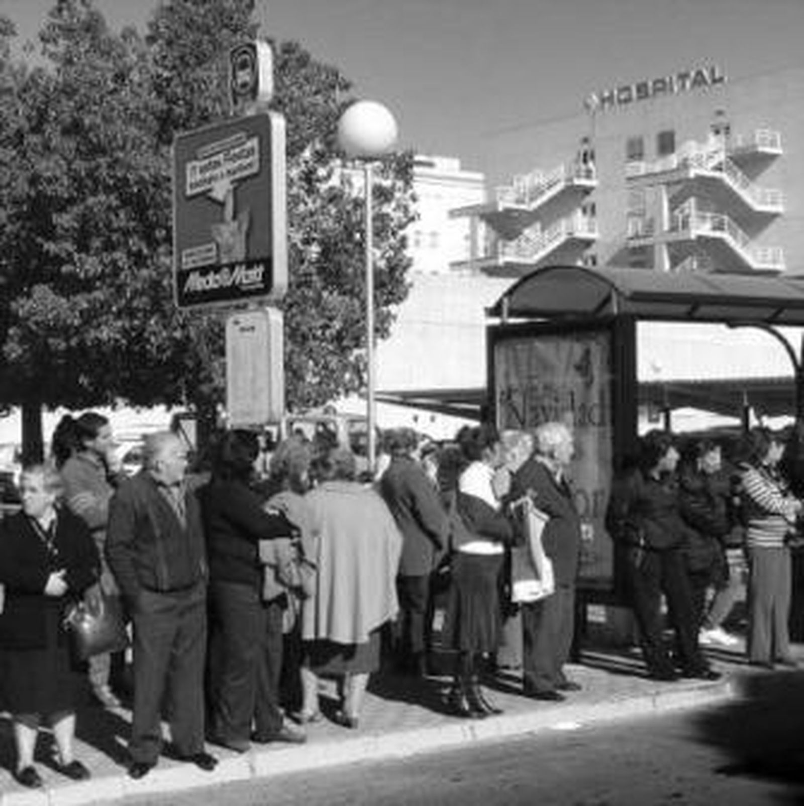 Usuarios del Hospital de Puerto Real esperan el autobús.
