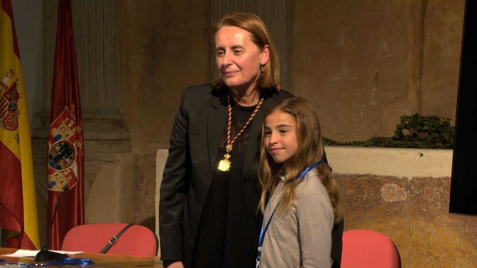 Adriana Conejero, una de las integrantes del Consejo de la Infancia, junto a la alcaldesa