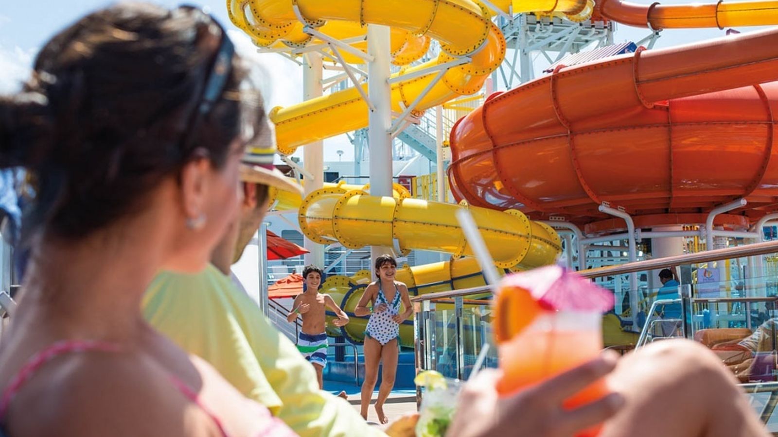 También ofrece un espacio reservado sólo para adultos en las cubiertas superiores con piscina, jacuzzis, una cascada, un bar...