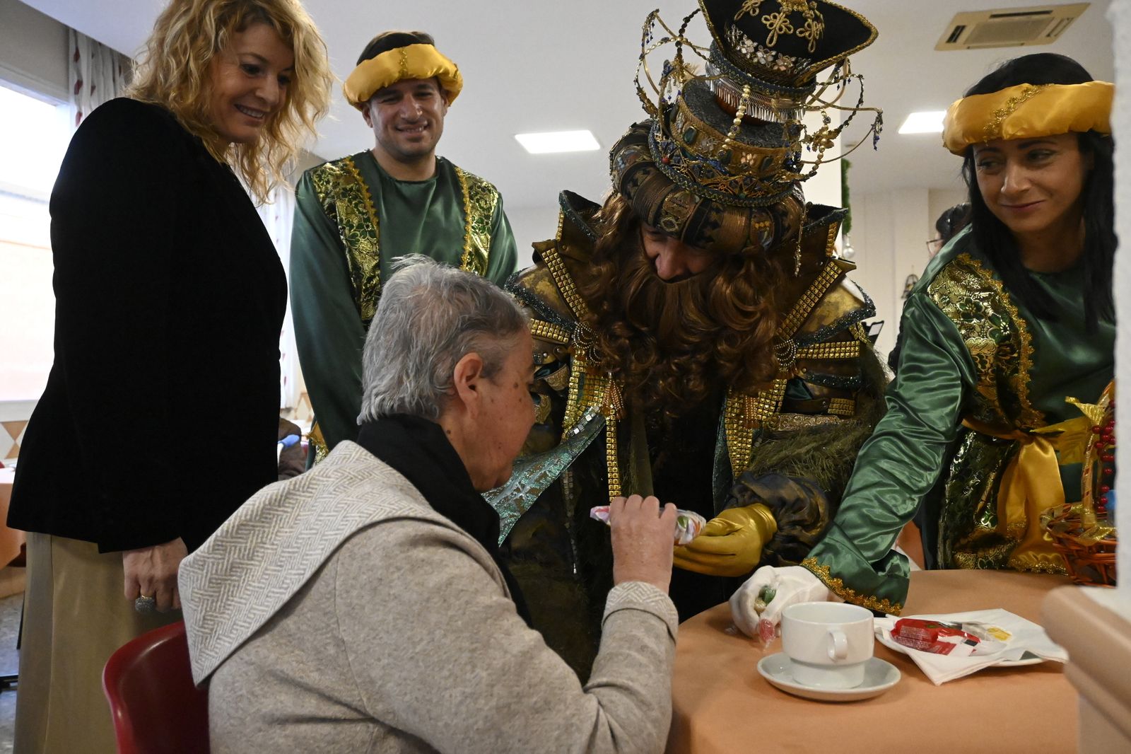 Visita de los Reyes Magos a los ancianos de los asilos de Huelva, en imágenes