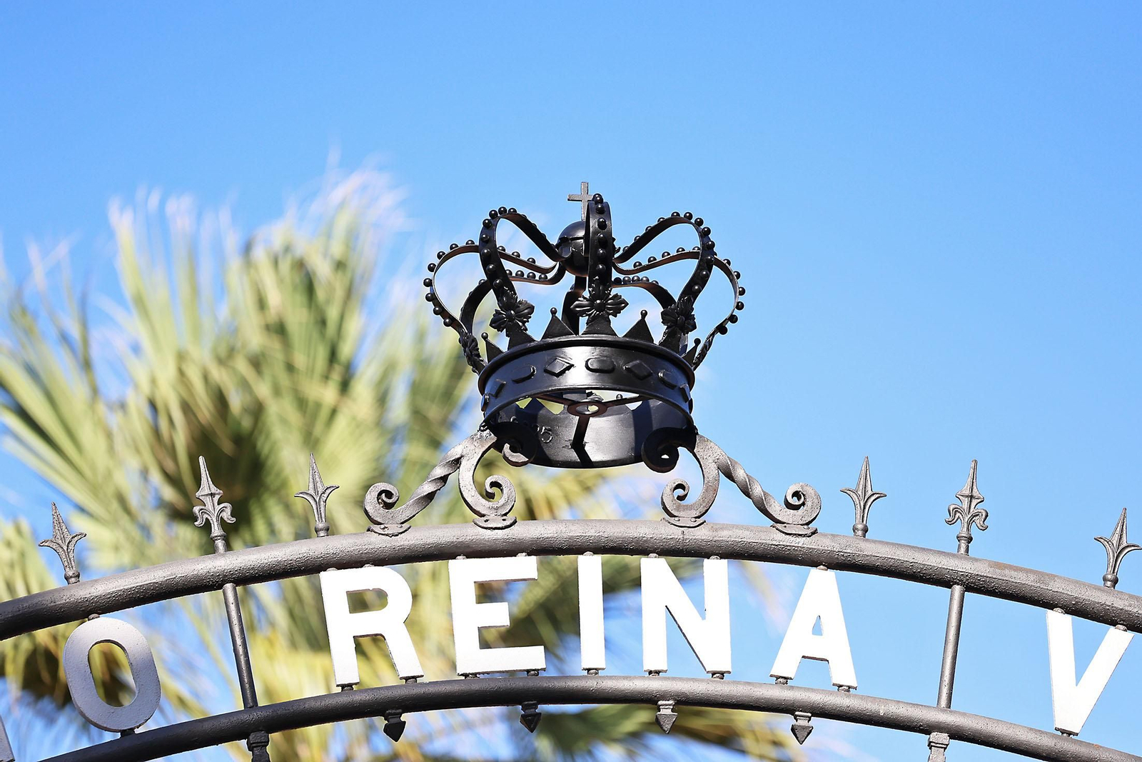 Imágenes de la colocación de la Corona Real del Barrio Reina Victoria