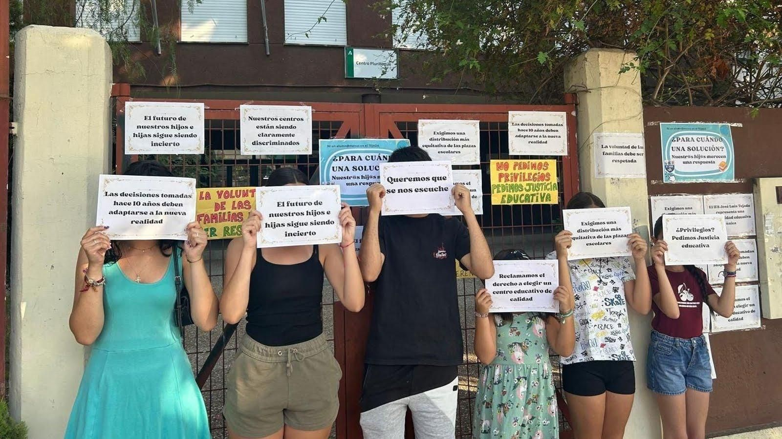 Protesta a las puertas del IES Tejada.