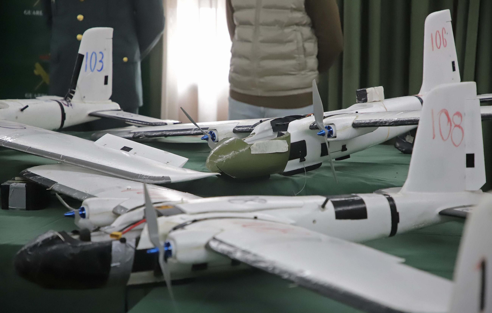 Fotos de los drones de largo alcance para introducir hachís en España desde Marruecos incautados por la Guardia Civil en Algeciras