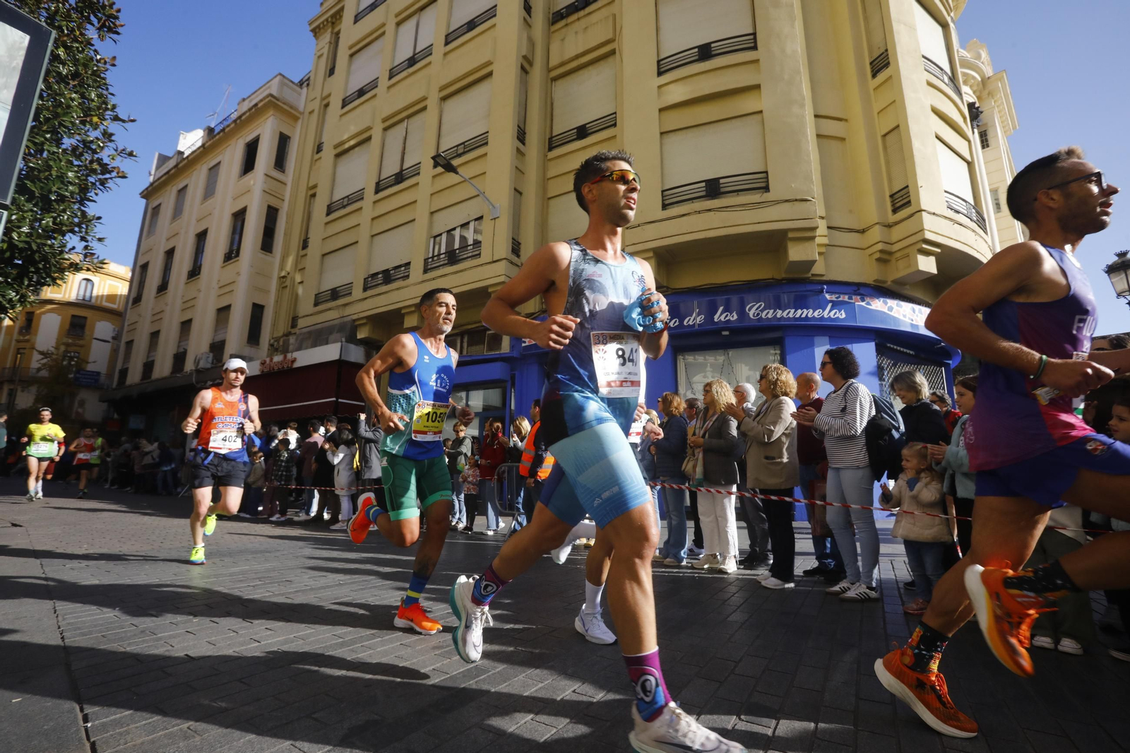 La gloria de cruzar la Puerta del Puente: las fotos de la línea de meta de la Media Maratón de Córdoba 2024