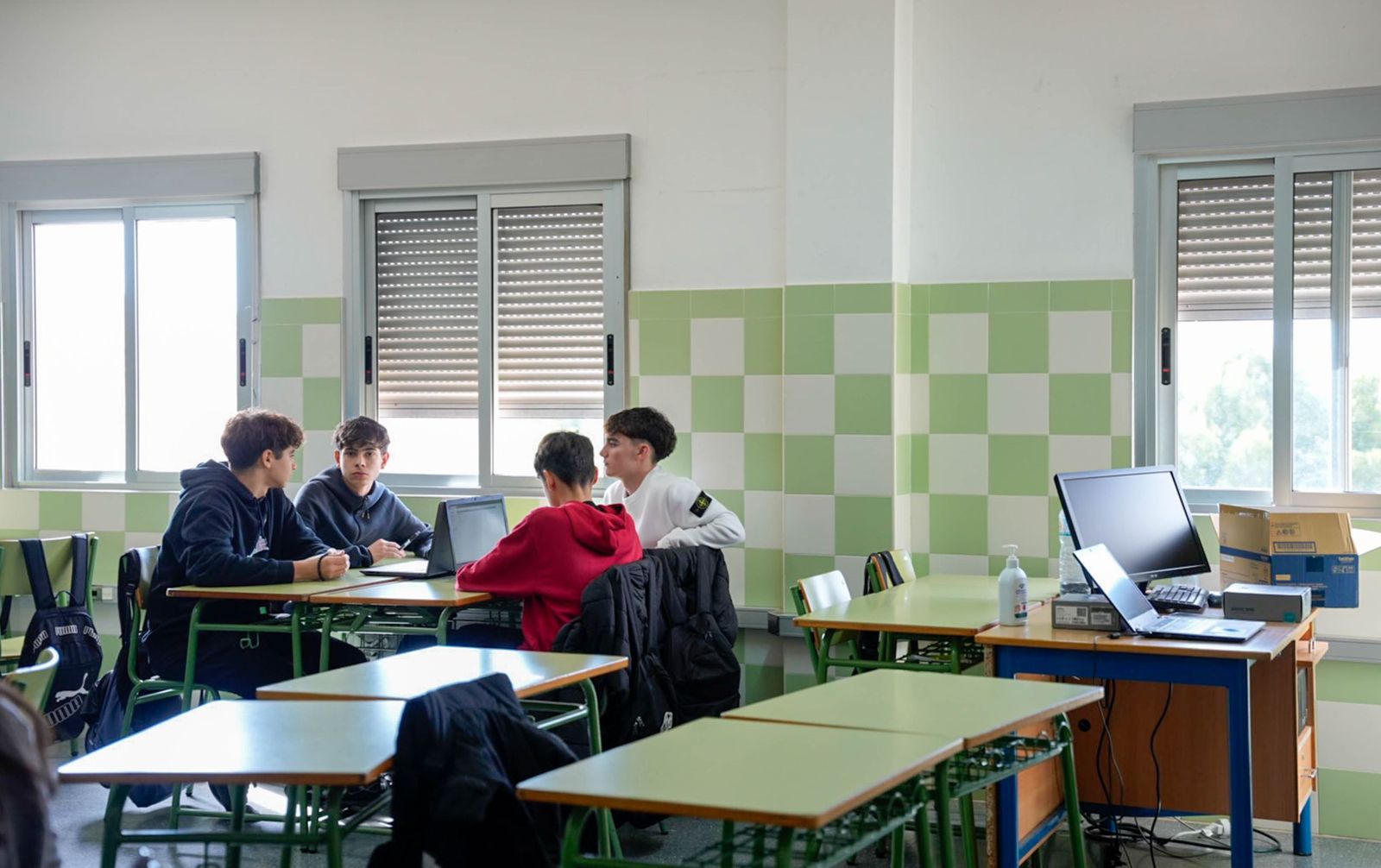 Las imágenes de la Ciberliga de la Guardia Civil en el IES Albaida