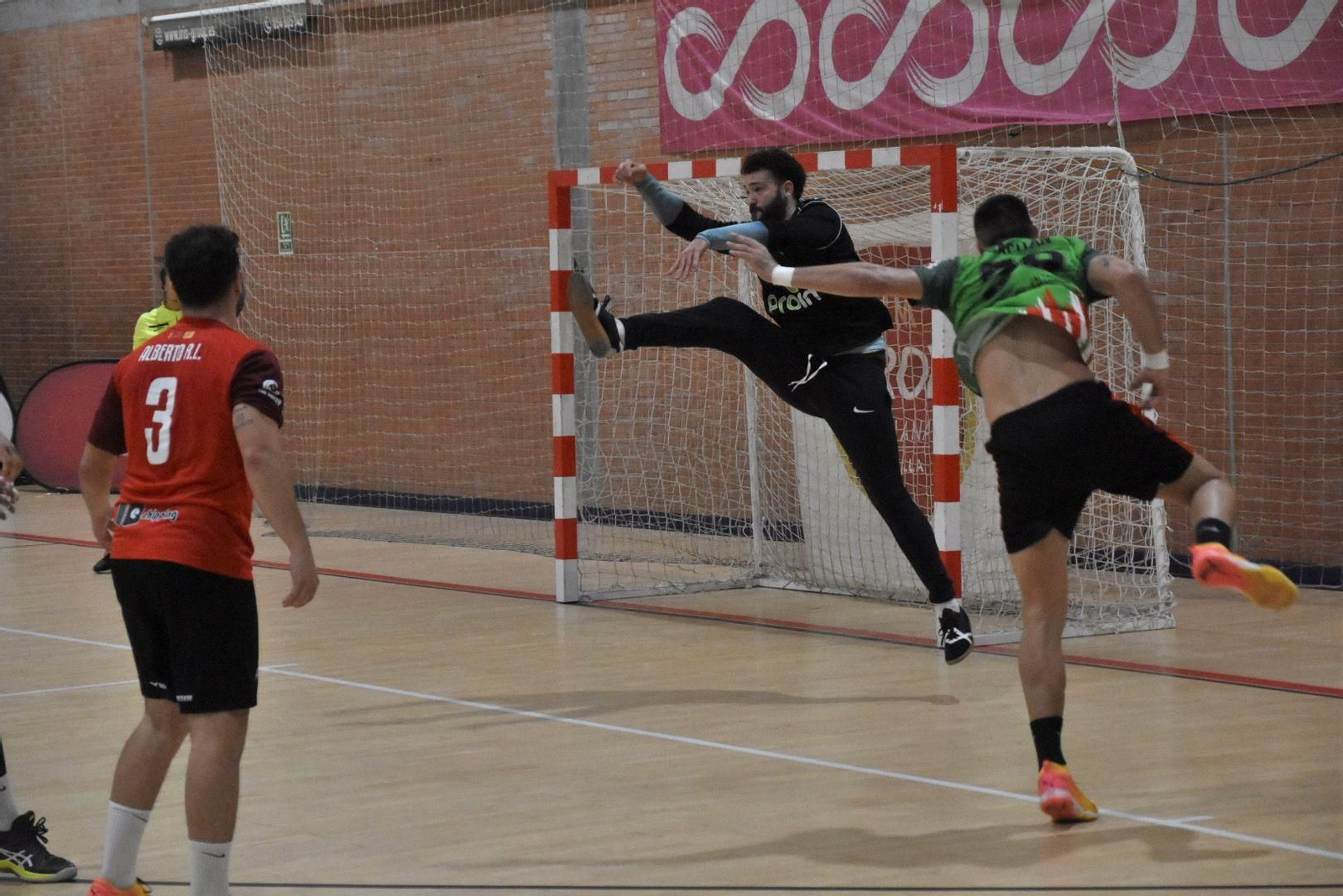 Kilian Ramírez tapa toda la portería en una acción por el extremo de los visitantes.