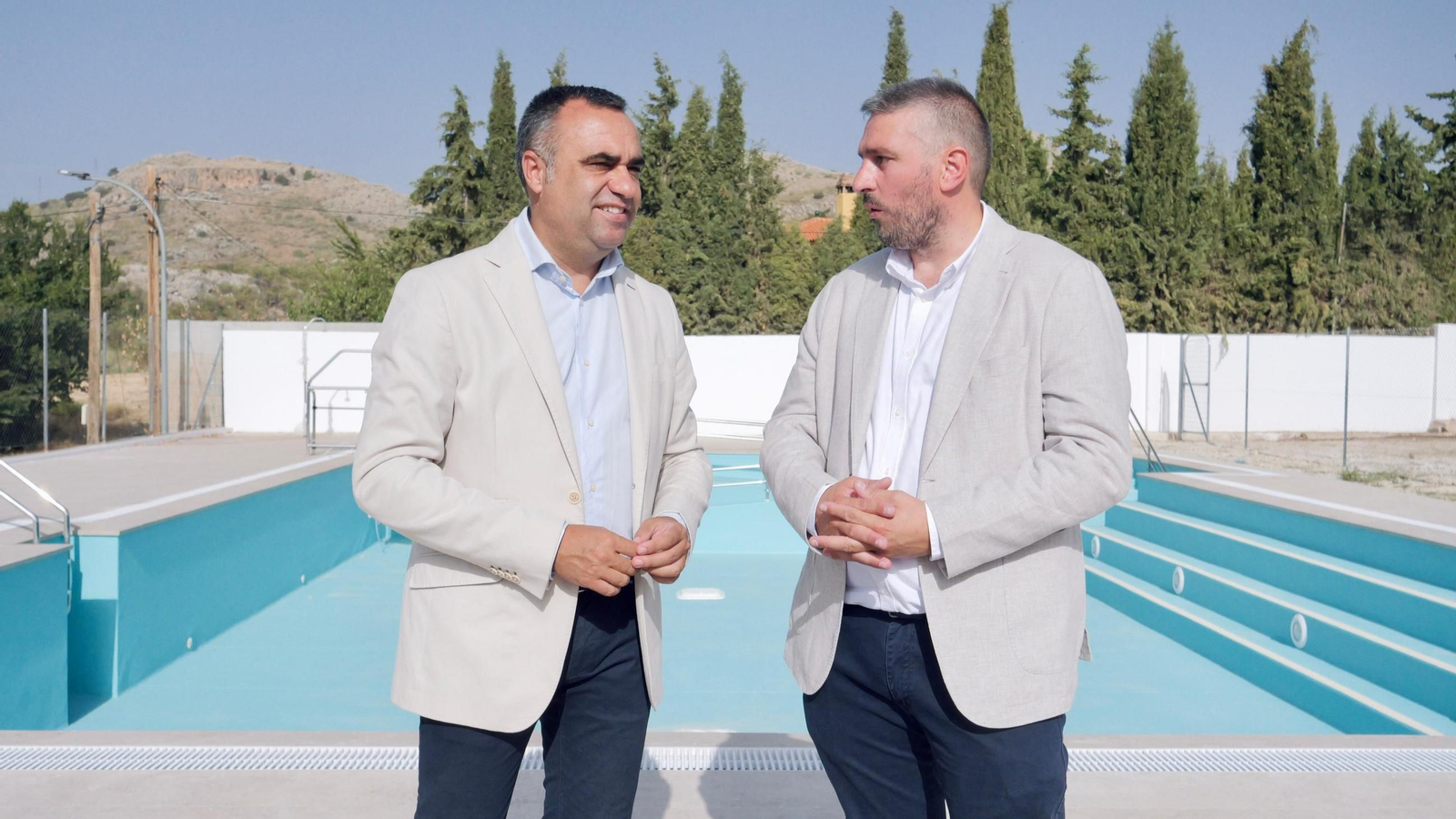 El presidente de la Diputación y el alcalde de Diezma en la visita a la nueva piscina