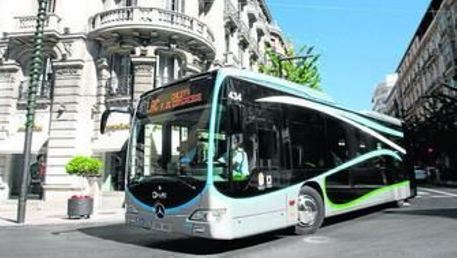 Los nuevos autobuses están siendo el principal tema de conversación en las calles granadinas. Los nuevos autobuses están siendo el principal tema de conversación en las calles granadinas.