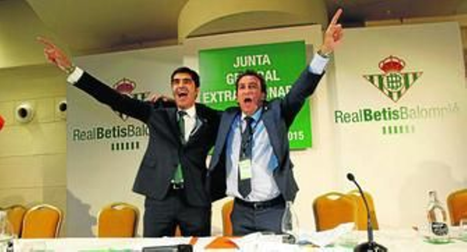 José Miguel López Catalán y Ángel Haro, eufóricos, celebran junto a la mesa presidencial, el triunfo en la Junta.
