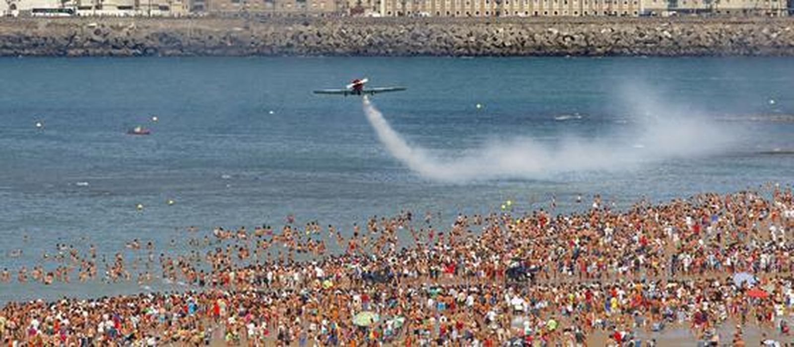 190.000 personas disfrutan del III Festival Aéreo en la playa de la Victoria. /Foto: Julio González