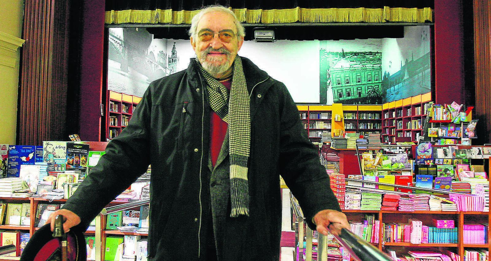 Julio Martínez Velasco, en 2012 en la librería Beta donde estuvo el teatro Imperial.