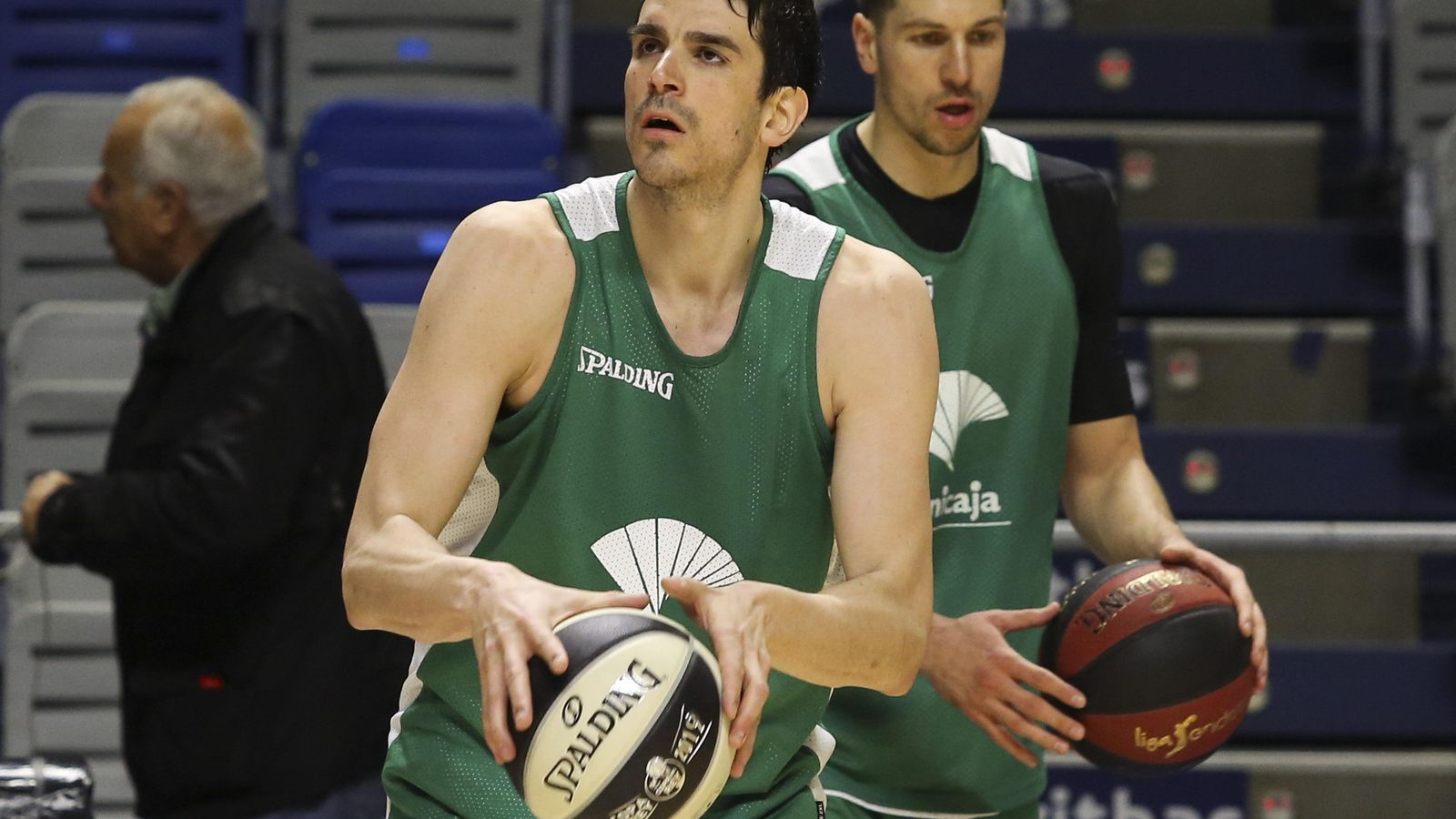 Carlos Suárez lanza durante un entrenamiento reciente.
