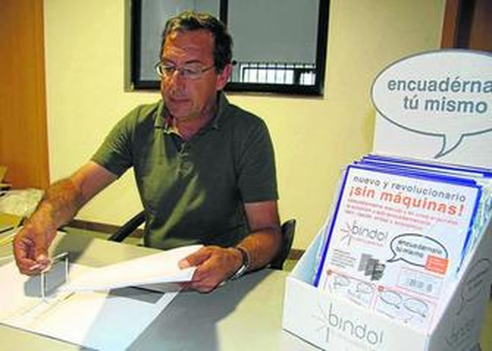 Fernando Miralles, director gerente de Bindo!, montando el sistema de encuadernación en su oficina.