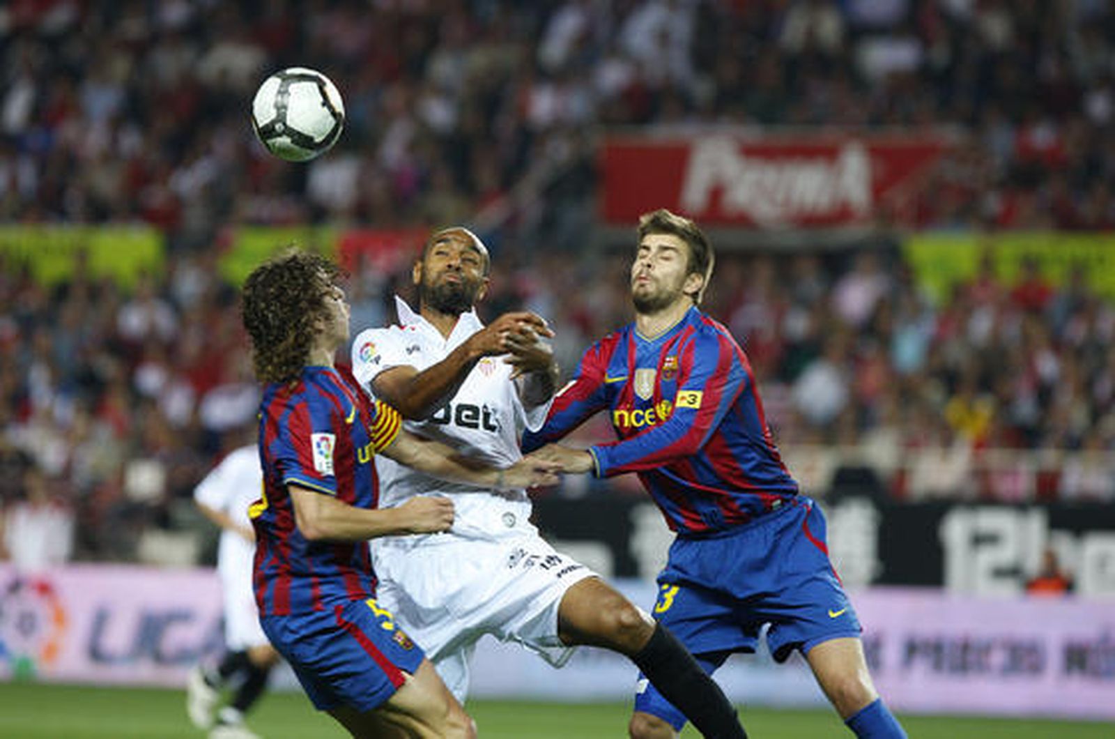 El Sevilla está más cerca de la Liga de Campeones pese a perder ante el Barcelona con diez jugadores por expulsión de Konko. / Antonio Pizarro