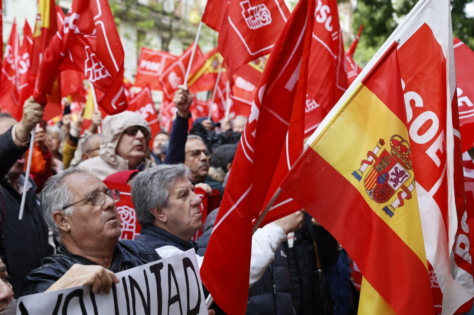 La militancia socialista apoya en la calle a Pedro Sánchez