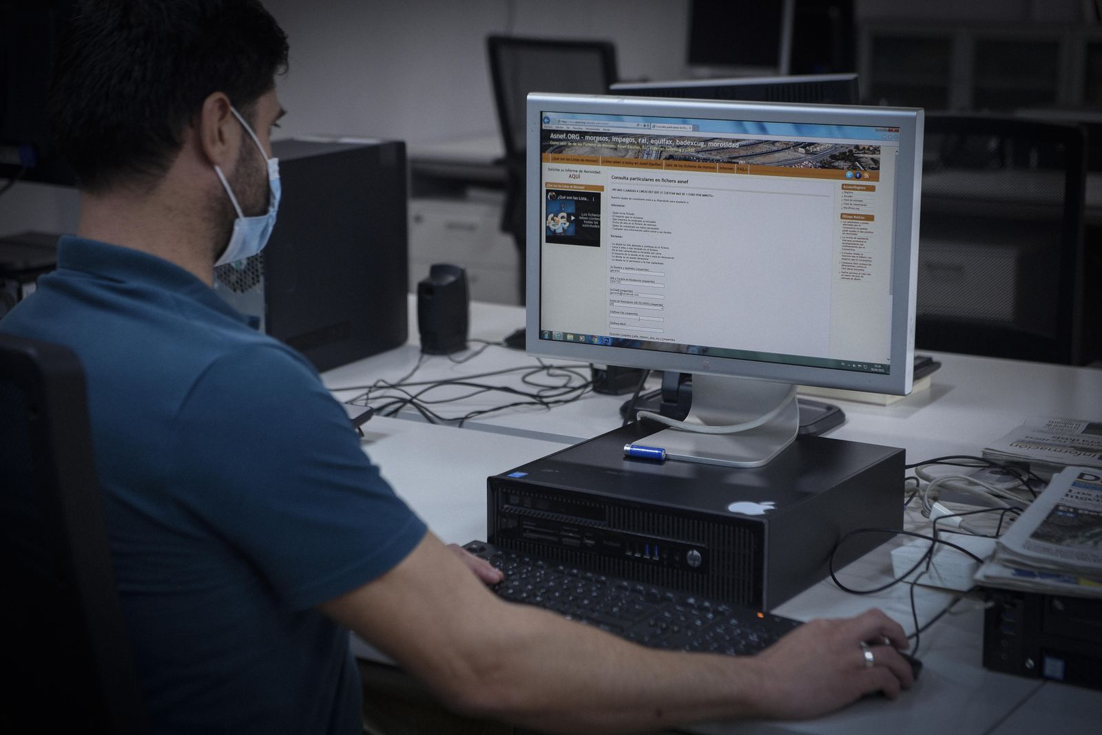 Un joven consulta una página web de registros de morosos.