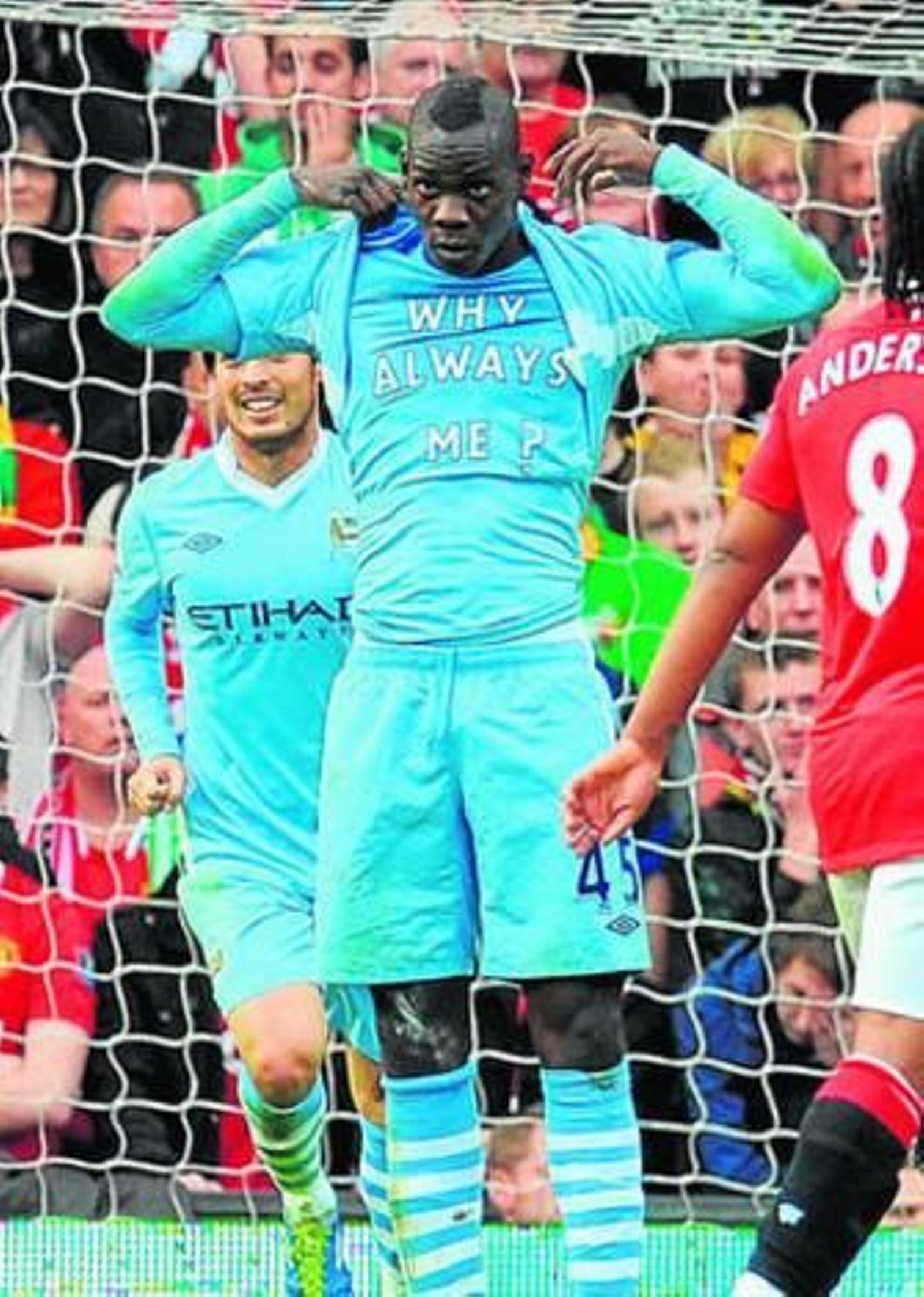 Mario Balotelli celebra un gol con el Manchester City.