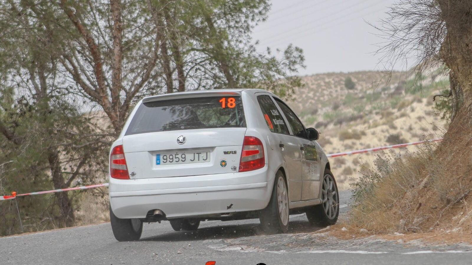 El vehículo del piloto almeriense Manuel Gonzalez a su paso por un tramo del circuito.