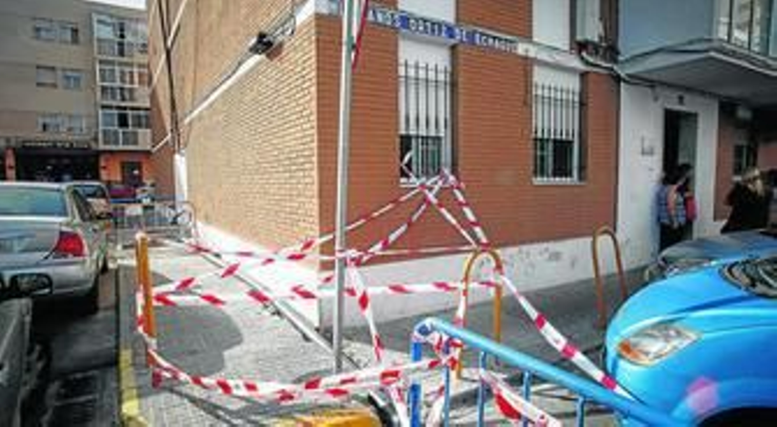 En este bloque de Hermanos Ortiz Echagüe insiste Aguas de Cádiz que se localizó el problema de agua de Loreto, aunque la Junta no lo reafirma aún.