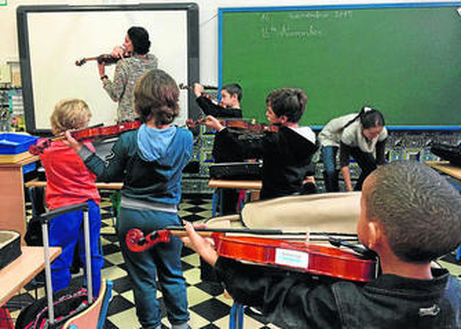 En formación. Los alumnos recibirán a lo largo del curso clases semanales  de violín impartidas por profesorado especializado de manos de la Fundación Barenboim-Said que, además, aporta instrumentos para cada uno de los niños.