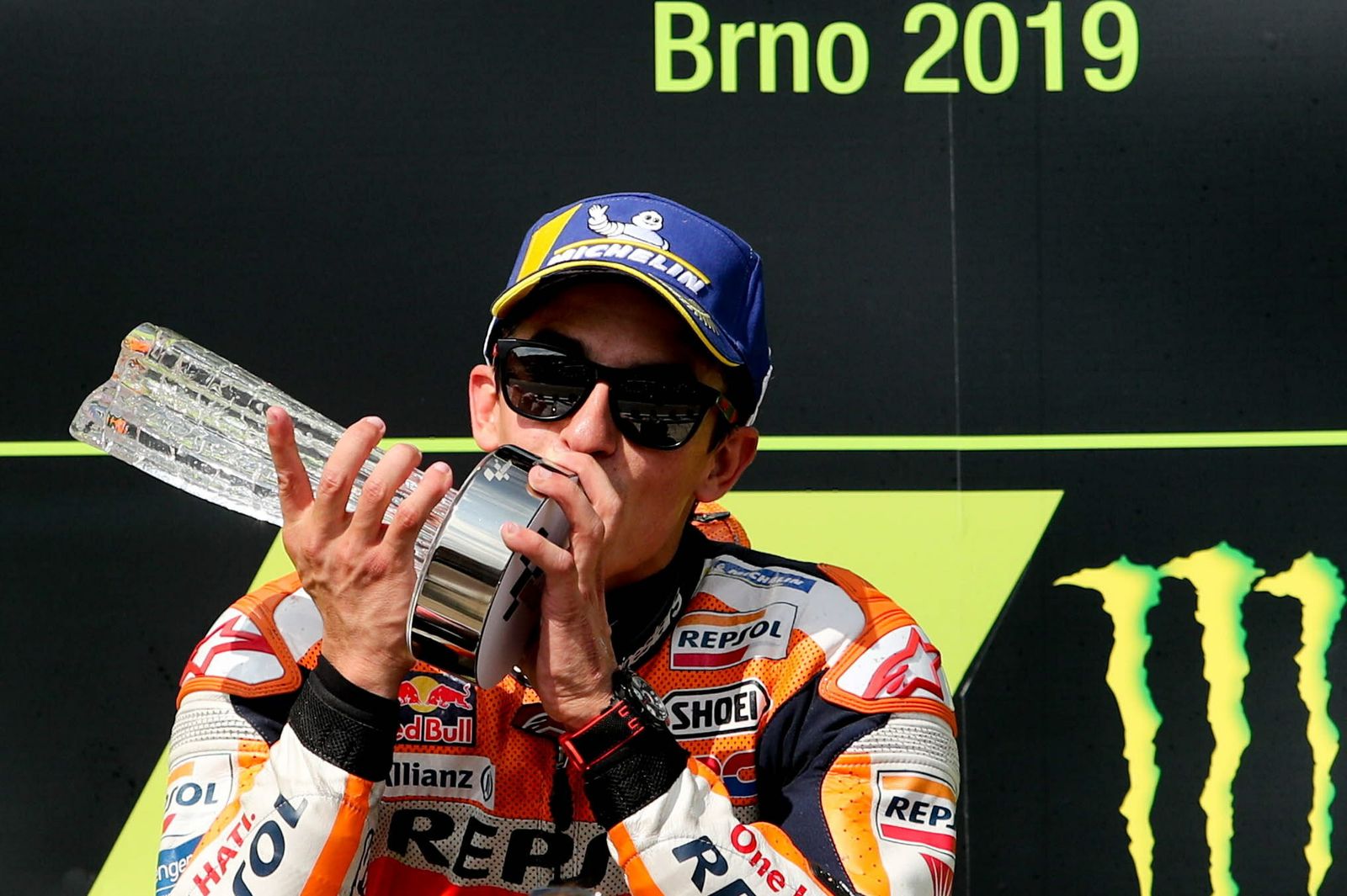Marc Márquez besa el trofeo que le acredita como ganador en Brno.