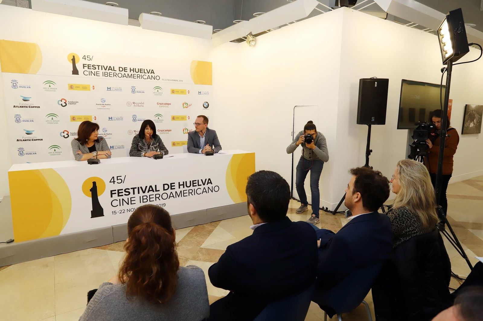 Imágenes de la entrega del premio "Cine y valores" de Huelva Información a "Hora América" de RNE en el Festival de Huelva Cine Iberoamericano