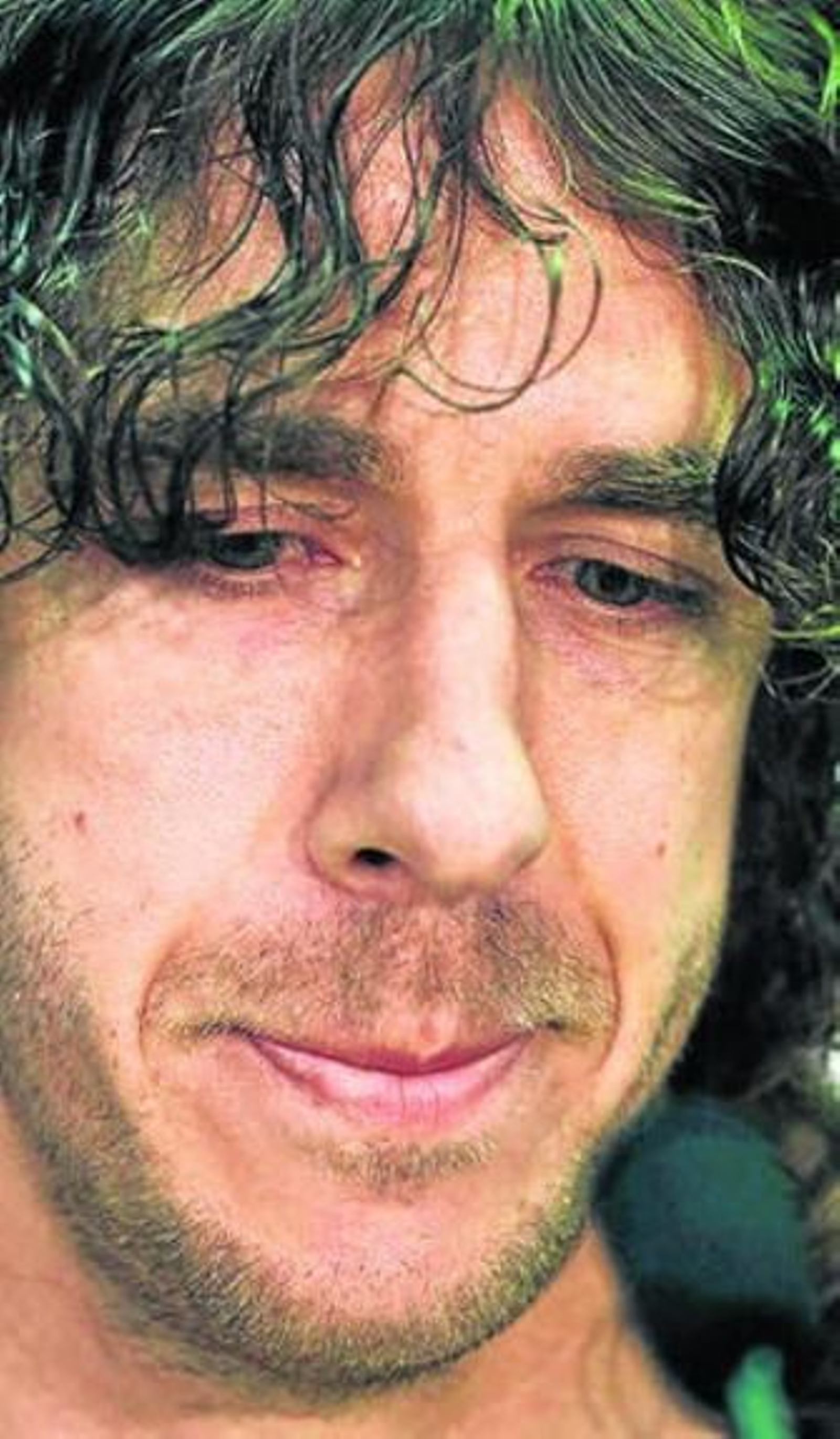 Puyol se emociona ante la prensa.