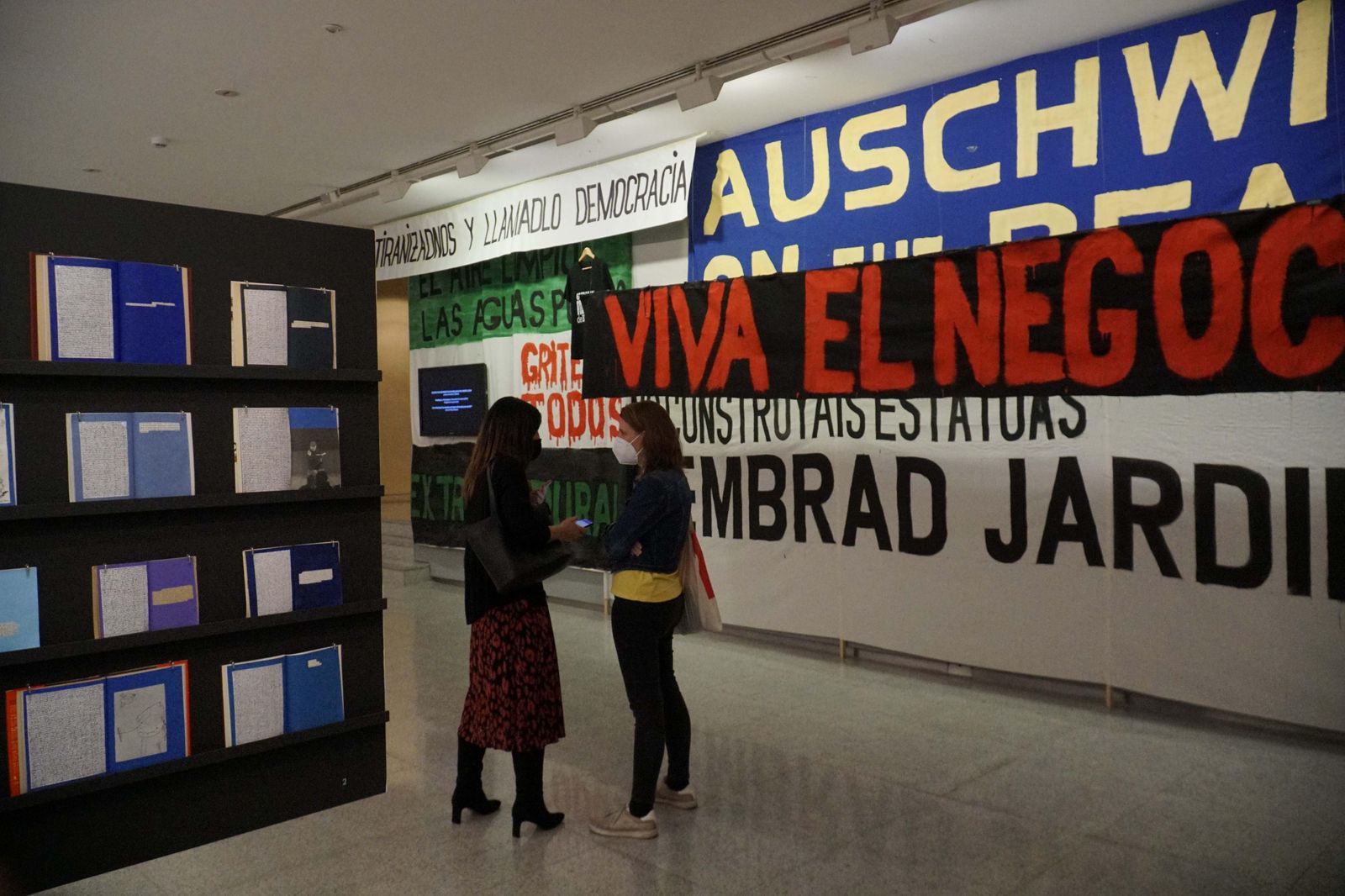 Dos obras de Inmaculada Salinas e Isaías Griñolo, ‘Propiedad’ y ‘La poesía está en la calle’, dialogan en la planta baja de la Sala Atín Aya.