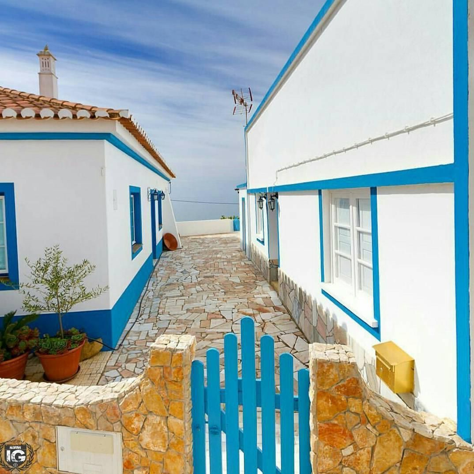 Este es el 'Santorini' portugués y se encuentra a un salto de Huelva Este es el 'Santorini' portugués y se encuentra a un salto de Huelva