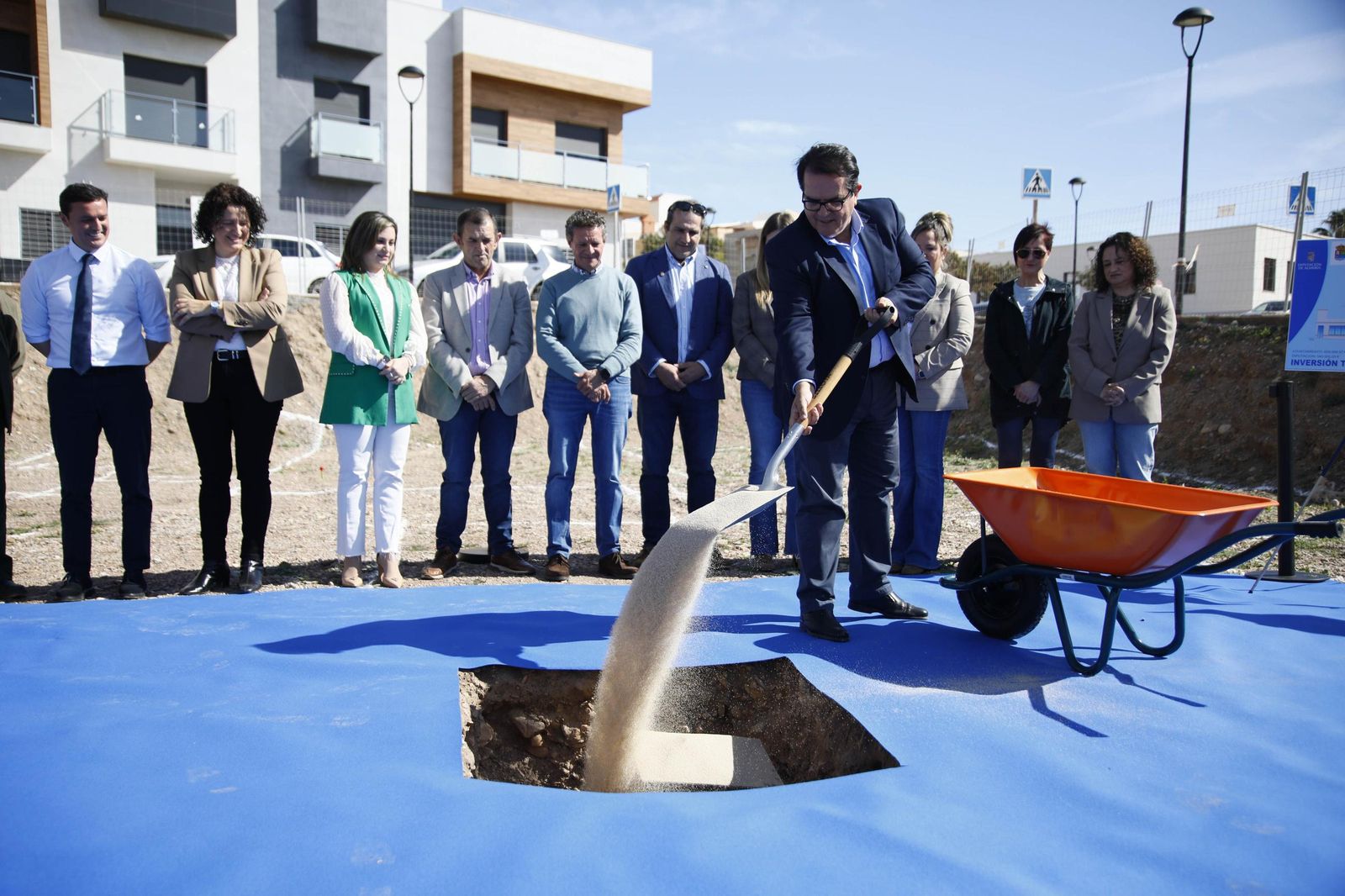 Las imágenes de la primera piedra del Centro de mayores en Balanegra