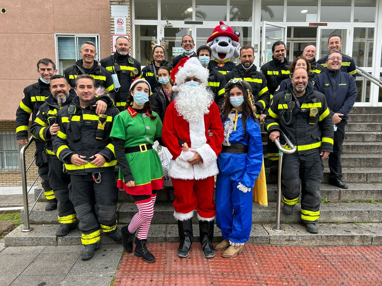Bomberos y Papá Noel sorprenden a los niños ingresados en el Hospital