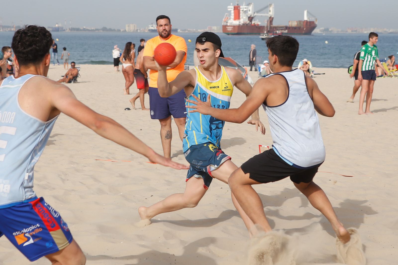 Entrenamiento de la selección andaluza juvenil de balonmano playa, en imágenes