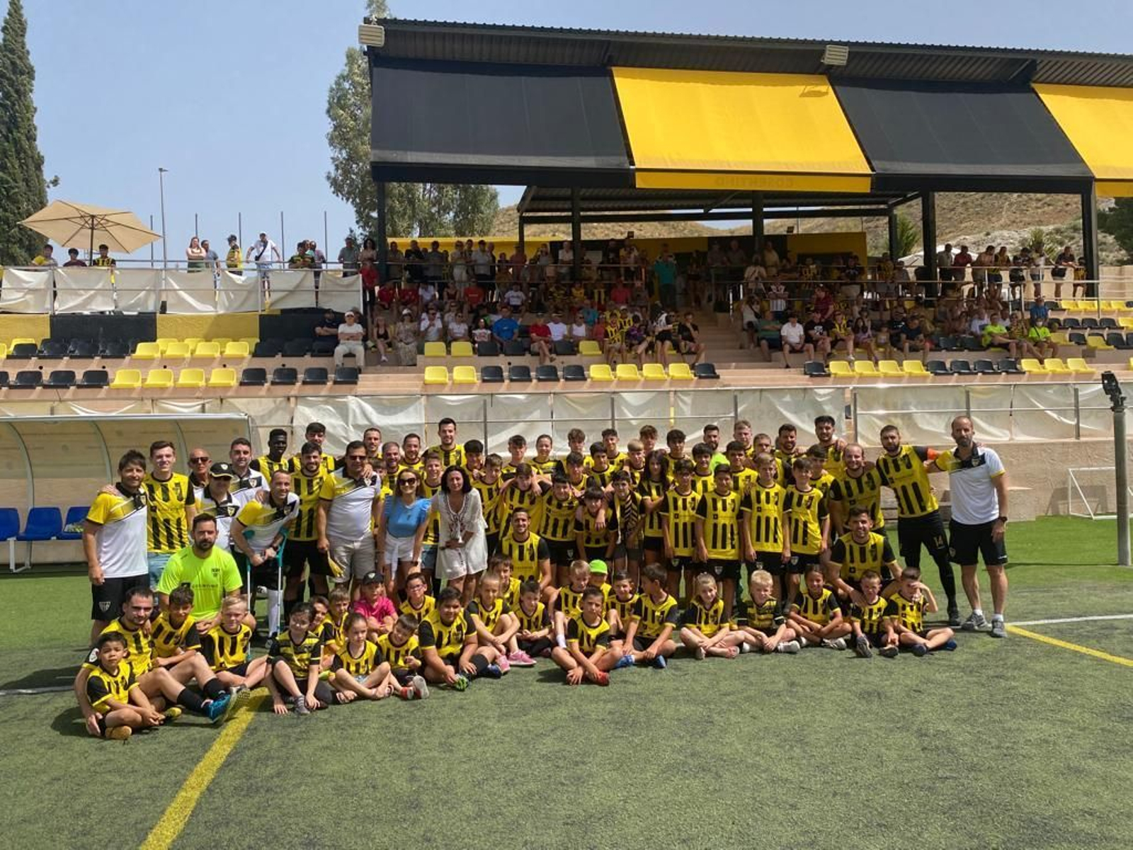 La familia del Cantoria, en el último partido de la temporada en Los Olivos.