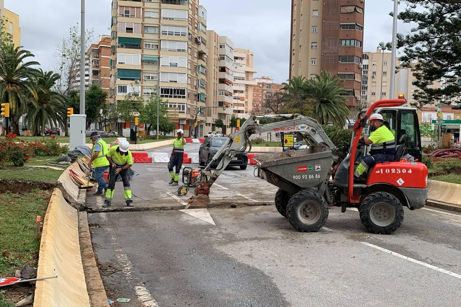 Trabajos para aumentar la capacidad en la glorieta de Las Chapas.
