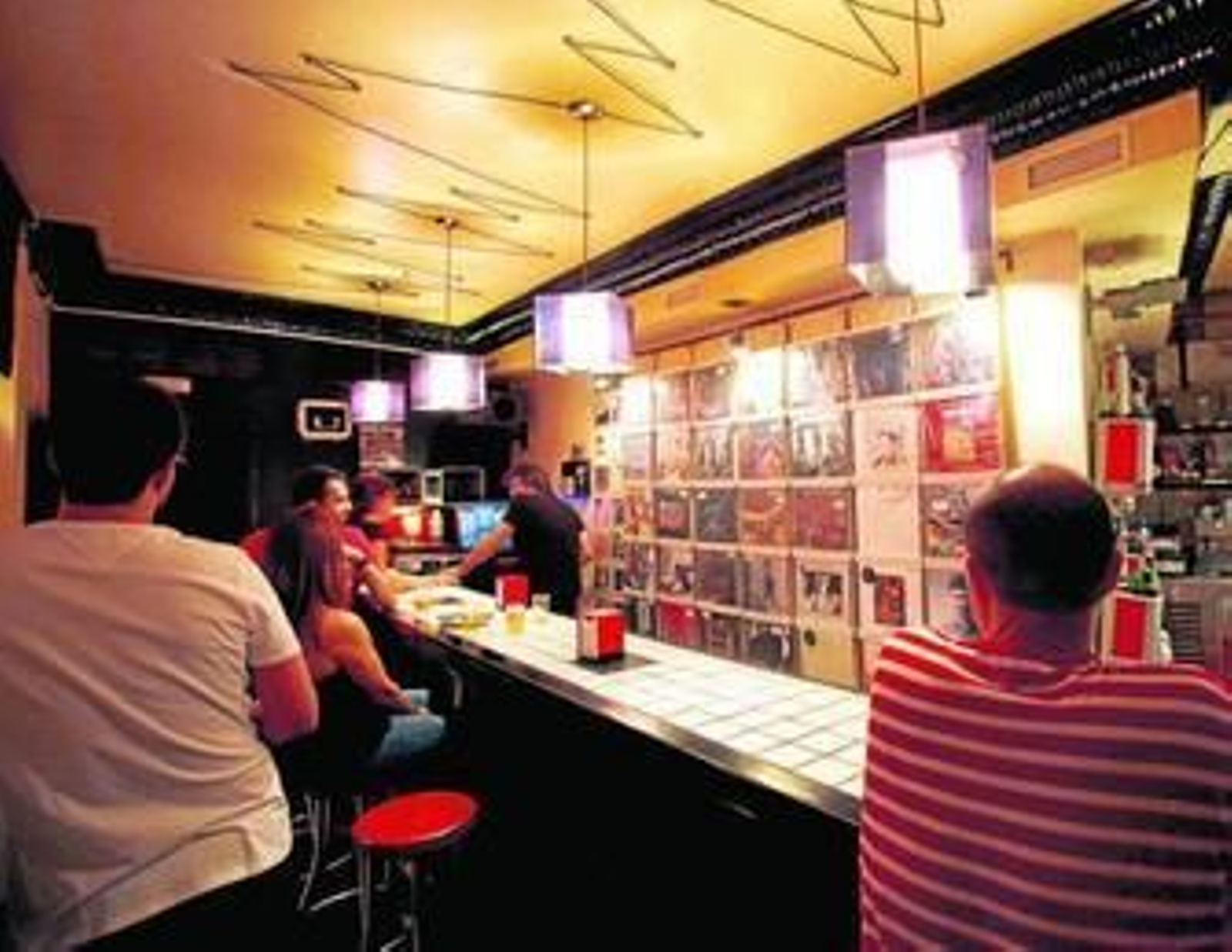 1. El Loop Bar& Record propone más de 300 referencias a la venta en su local exclusivamente en formato vinilo.  2. El Bohemia Jazz Café tiene una colección de diez pianos repartida entre sus dos locales. 3 y 4. La librería café La Qarmita es un lugar acogedor para disfrutar de una pausa literaria. 5. La Tertulia es un bar cultural emblemático de Granada.