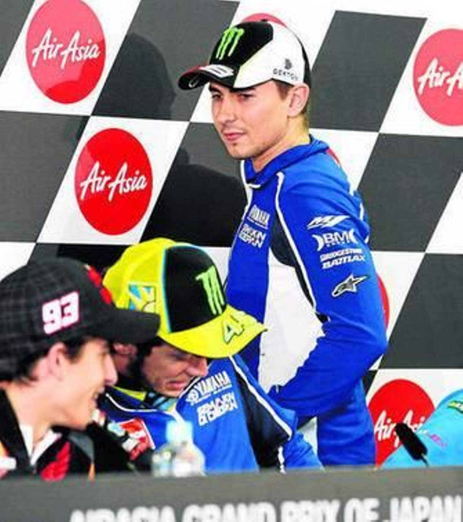 Lorenzo se levanta mientras bromean en la mesa Márquez y Rossi.