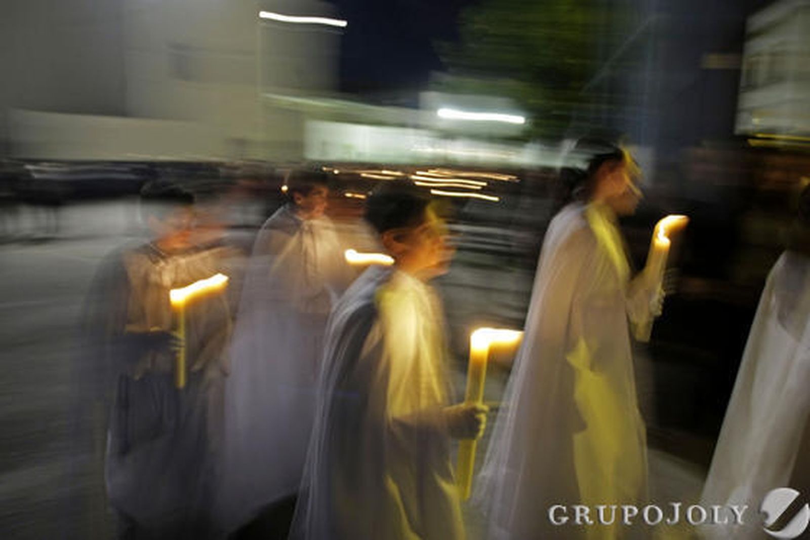 La imagen de Jesús Resucitado procesiona por las calles de Algeciras de madrugada, una novedad este año

Foto: J.M.Q./Erasmo Fenoy