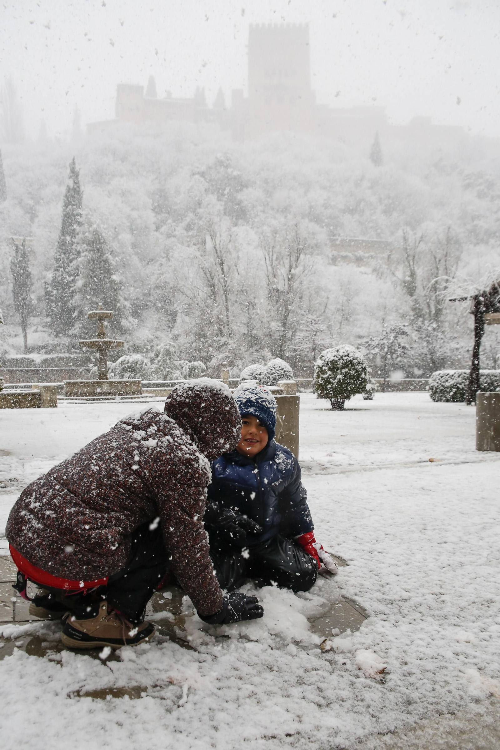 La nevada de Granada, en imágenes