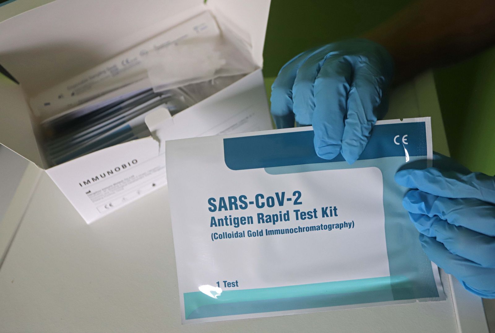 La pandemia vuelve a golpear Almería con más de mil contagiados y otros siete muertos