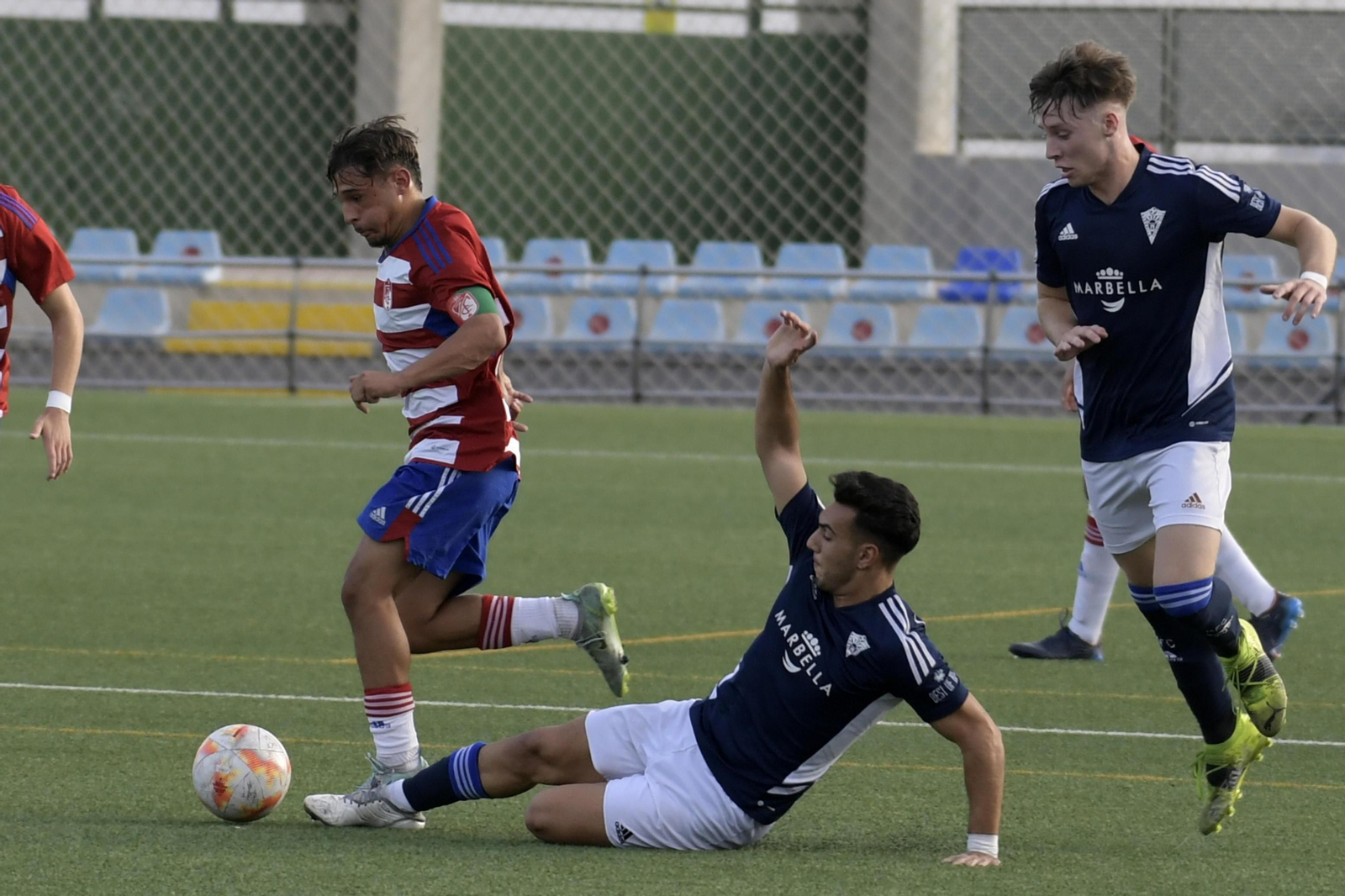 Un lance del partido entre el Granada CF juvenil y el Marbella FC