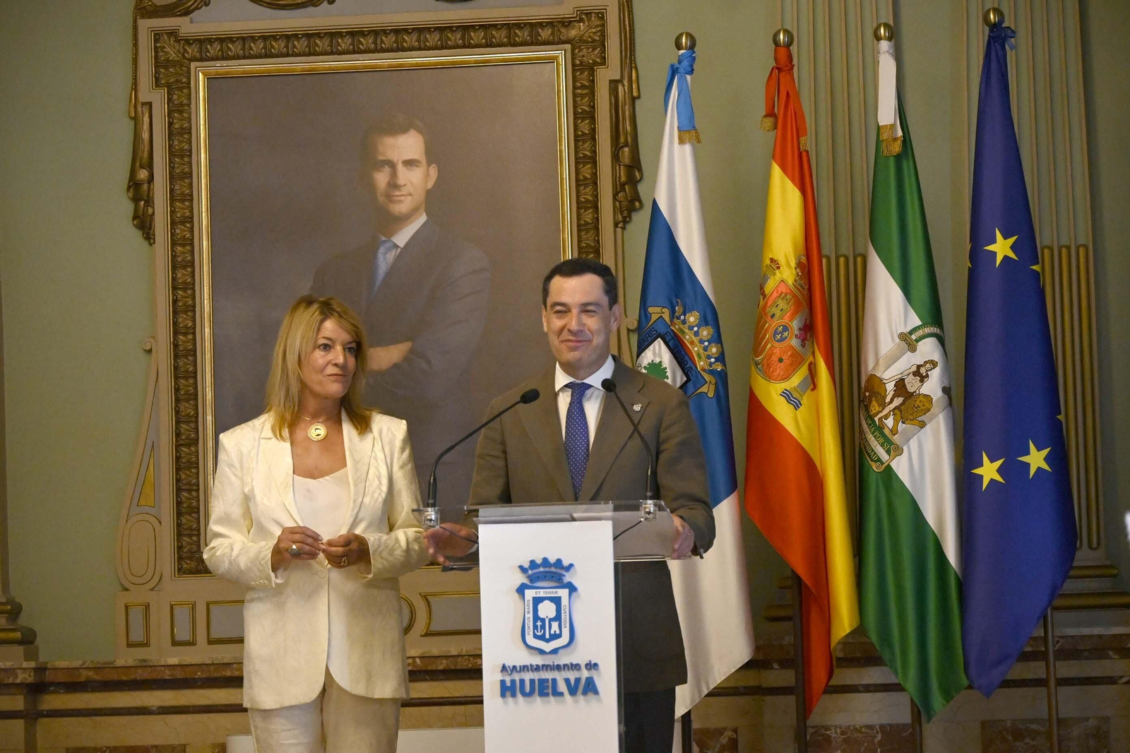 Visita de Juanma Moreno al Ayuntamiento de Huelva, en Imágenes