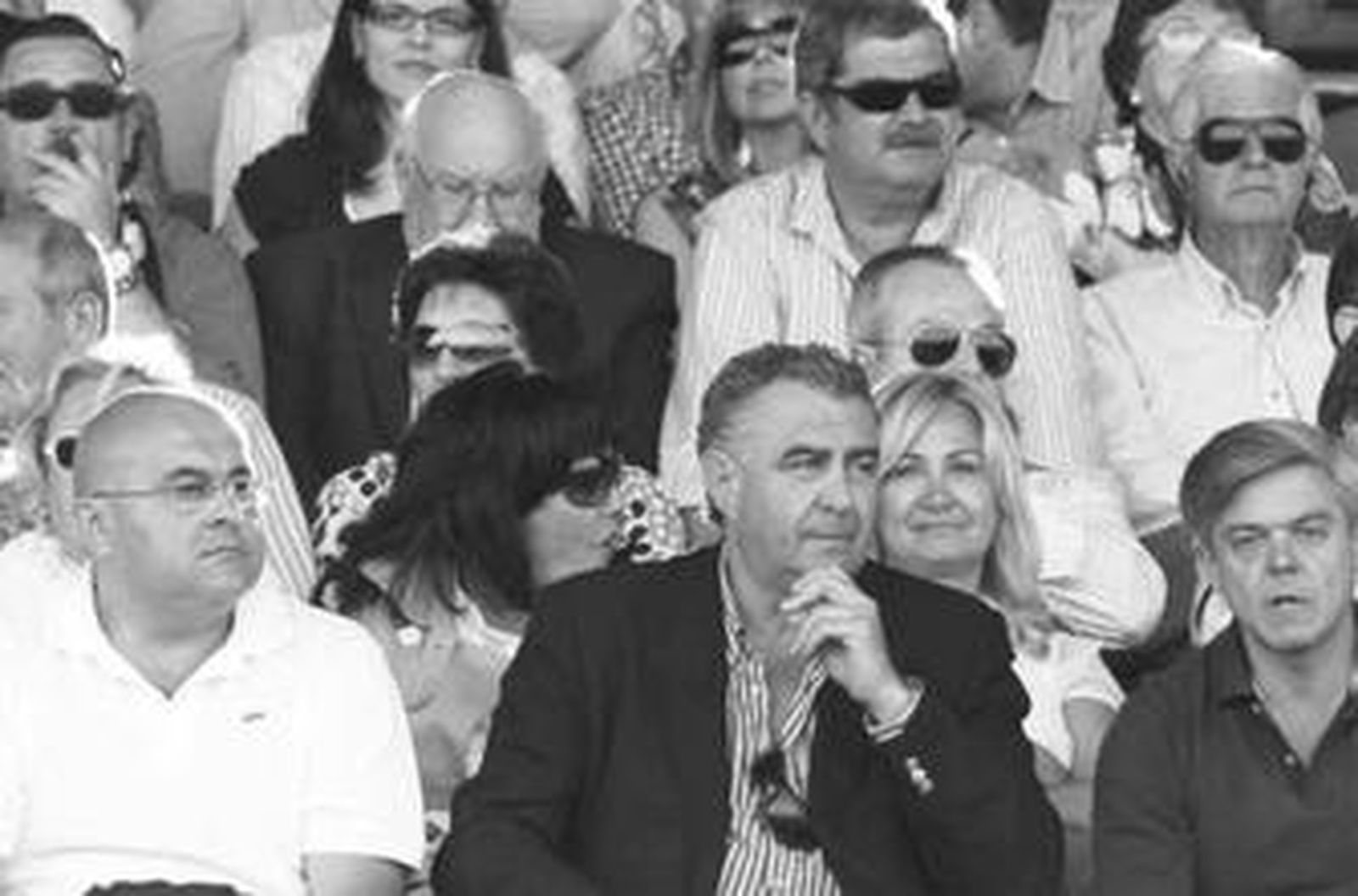 Gallardo (izquierda), en el palco del Municipal de La Línea junto al alcalde, Juan Carlos Juárez.
