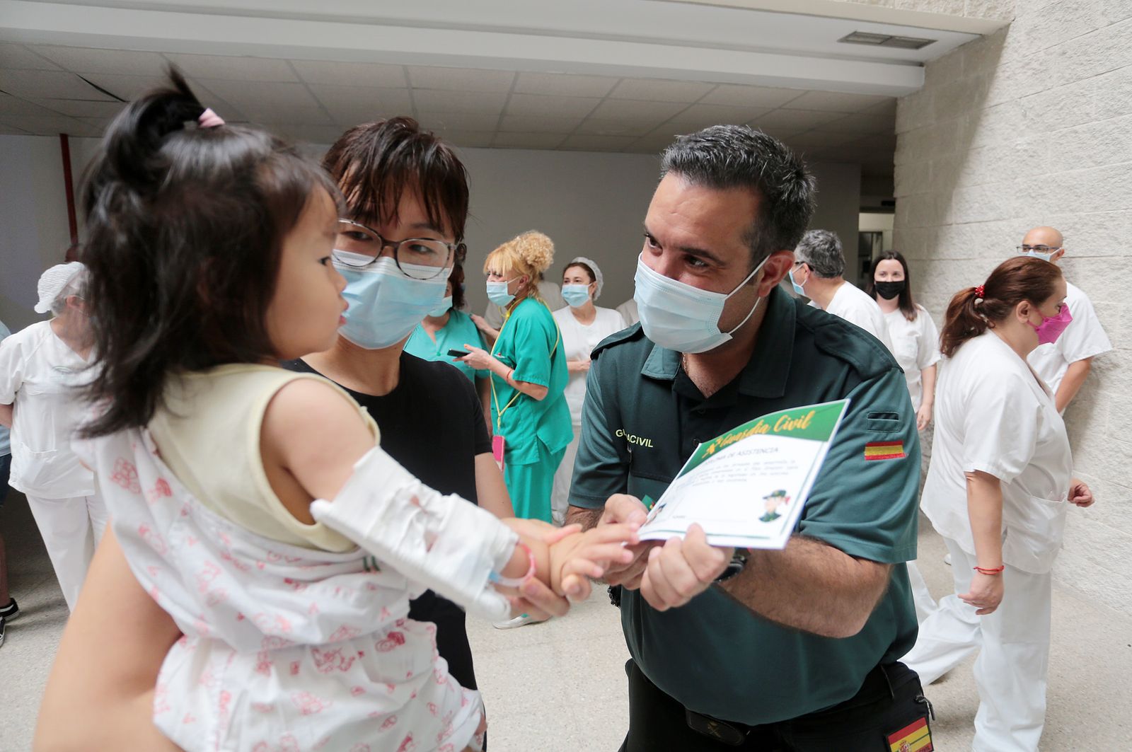 Imágenes de la exhibición de la Guardia Civil en el Hospital Juan Ramón Jiménez con motivo del 35 aniversario de la incorporación de la mujer