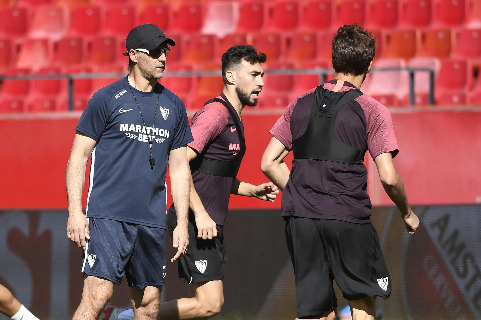 Julen Lopetegui supervisa el trabajo de los suyos, con Munir y Franco Vázquez (de espaldas).