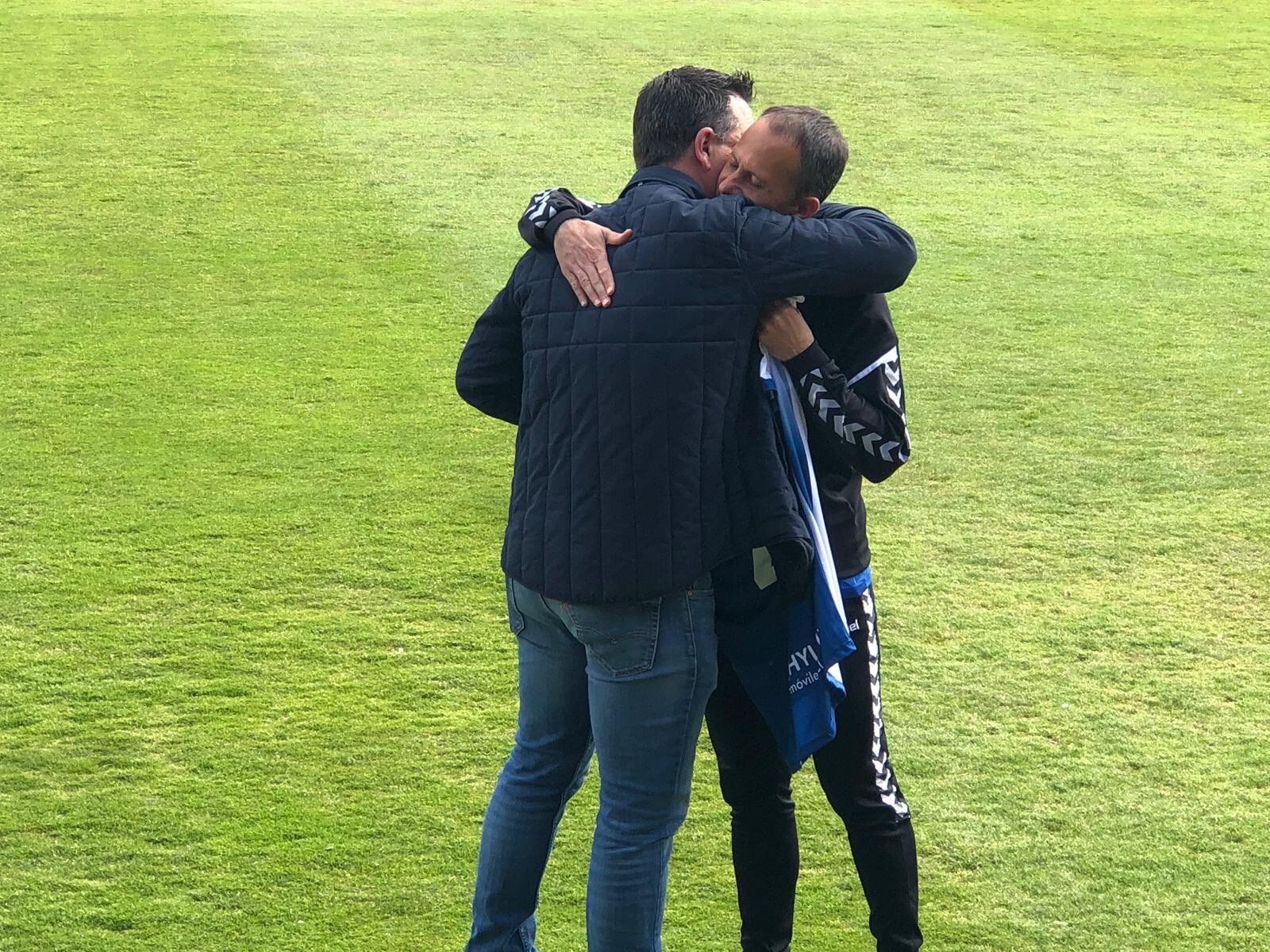 Dorado, presidente del Talavera, se abraza con Alcoy.